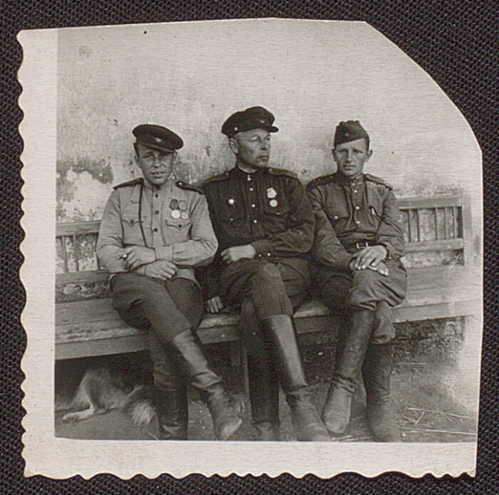 Солдатенков Харитон Леонидович (крайний справа) с сослуживцами в конце ...